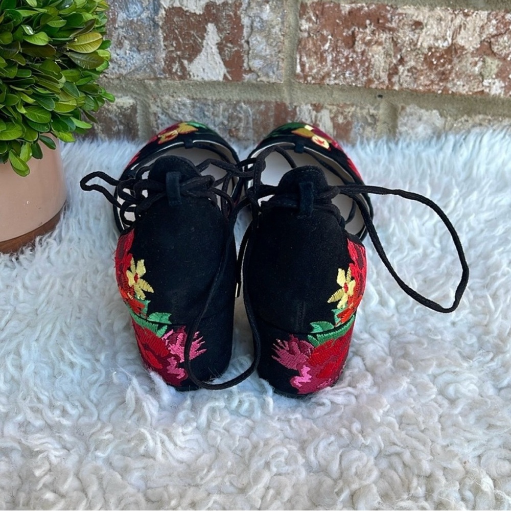 New 100% Exclusive Kenneth Cole Tessa Embroidered Lace Up Block Heel Pumps
Sz 11 - Picture 5 of 10